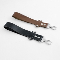 آویز دست‌کش چرمی